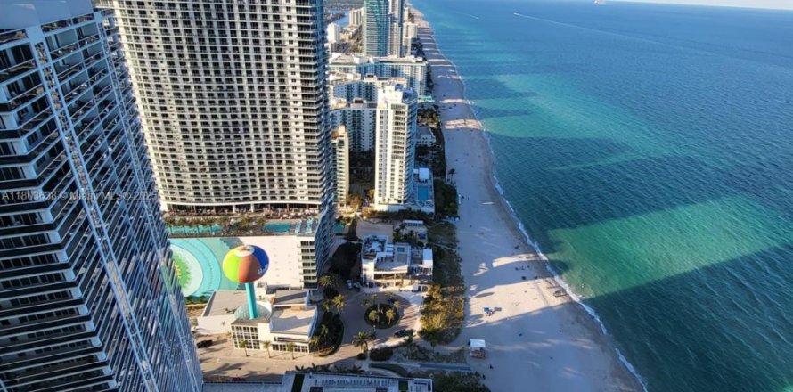 Condo à Hallandale Beach, Floride, 3 chambres  № 1864098