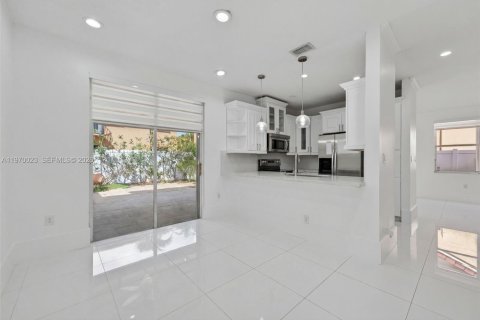 Villa ou maison à louer à Pembroke Pines, Floride: 4 chambres, 142.7 m2 № 2030818 - photo 12