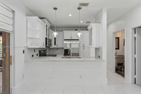 Villa ou maison à louer à Pembroke Pines, Floride: 4 chambres, 142.7 m2 № 2030818 - photo 13