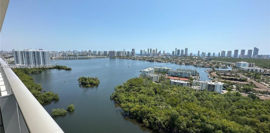 Condominio en North Miami Beach, Florida, 2 dormitorios  № 2079301