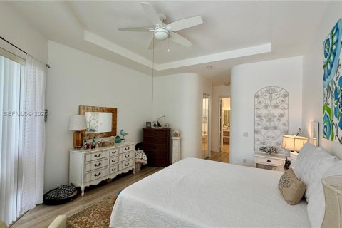 House in Port St. Lucie, Florida 3 bedrooms, 215.07 sq.m. № 2058724 - photo 15