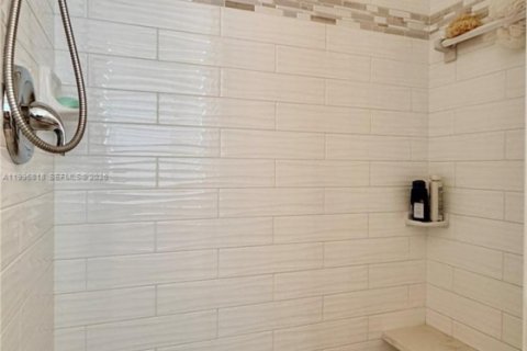 House in Port St. Lucie, Florida 3 bedrooms, 215.07 sq.m. № 2058724 - photo 11