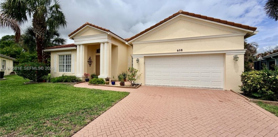 House in Port St. Lucie, Florida 3 bedrooms, 215.07 sq.m. № 2058724