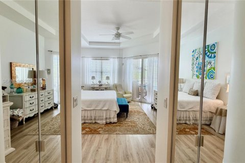 House in Port St. Lucie, Florida 3 bedrooms, 215.07 sq.m. № 2058724 - photo 12