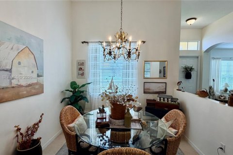 House in Port St. Lucie, Florida 3 bedrooms, 215.07 sq.m. № 2058724 - photo 6