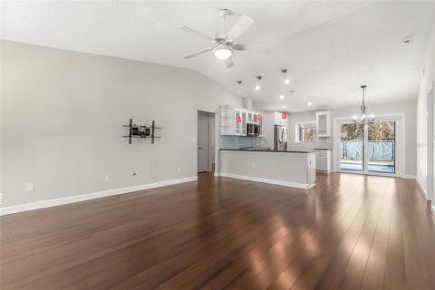 House in Tampa, Florida 3 bedrooms, 109.72 sq.m. № 2142556 - photo 3