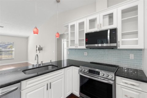House in Tampa, Florida 3 bedrooms, 109.72 sq.m. № 2142556 - photo 9