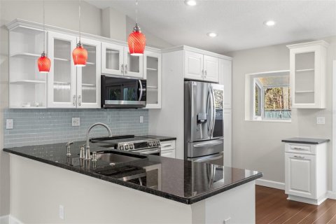 House in Tampa, Florida 3 bedrooms, 109.72 sq.m. № 2142556 - photo 8