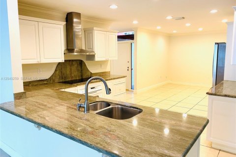 Townhouse in Miami Lakes, Florida 3 bedrooms, 204.85 sq.m. № 2086716 - photo 6