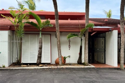 Townhouse in Miami Lakes, Florida 3 bedrooms, 204.85 sq.m. № 2086716 - photo 2