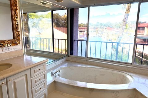 Townhouse in Miami Lakes, Florida 3 bedrooms, 204.85 sq.m. № 2086716 - photo 18