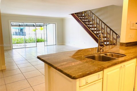Townhouse in Miami Lakes, Florida 3 bedrooms, 204.85 sq.m. № 2086716 - photo 7