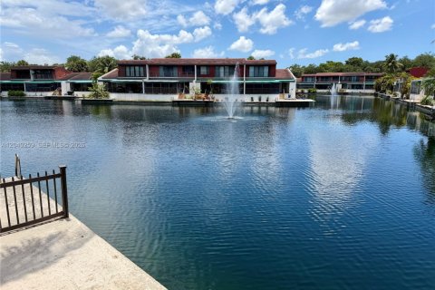 Townhouse in Miami Lakes, Florida 3 bedrooms, 204.85 sq.m. № 2086716