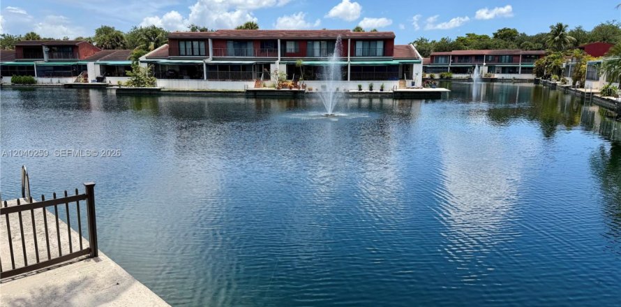 Townhouse in Miami Lakes, Florida 3 bedrooms, 204.85 sq.m. № 2086716