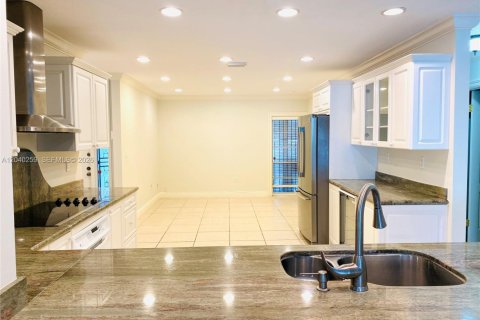 Townhouse in Miami Lakes, Florida 3 bedrooms, 204.85 sq.m. № 2086716 - photo 5