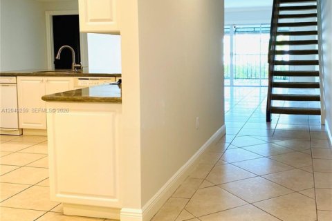 Townhouse in Miami Lakes, Florida 3 bedrooms, 204.85 sq.m. № 2086716 - photo 3