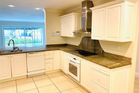 Townhouse in Miami Lakes, Florida 3 bedrooms, 204.85 sq.m. № 2086716 - photo 8