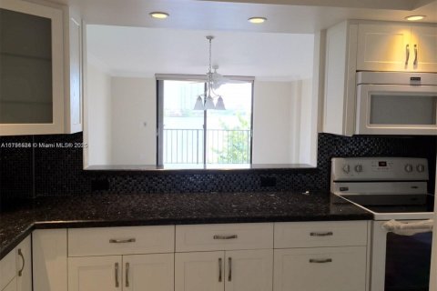 Condo in Sunny Isles Beach, Florida, 2 bedrooms № 2089378 - photo 10