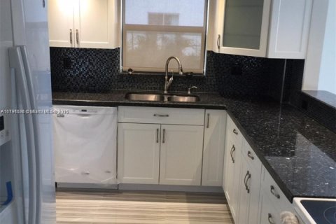Condo in Sunny Isles Beach, Florida, 2 bedrooms № 2089378 - photo 9
