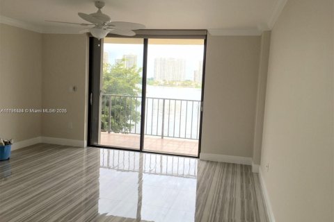 Condo in Sunny Isles Beach, Florida, 2 bedrooms № 2089378 - photo 5