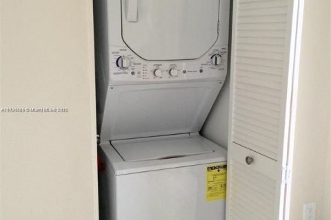 Condo in Sunny Isles Beach, Florida, 2 bedrooms № 2089378 - photo 13