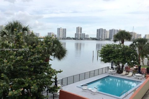 Condo in Sunny Isles Beach, Florida, 2 bedrooms № 2089378 - photo 3