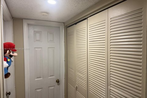 Condo in Sunrise, Florida, 2 bedrooms  № 1728358 - photo 17