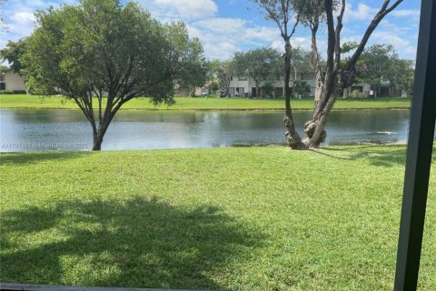 Condo in Sunrise, Florida, 2 bedrooms  № 1728358 - photo 10