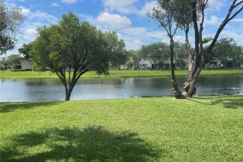 Condo in Sunrise, Florida, 2 bedrooms  № 1728358 - photo 9