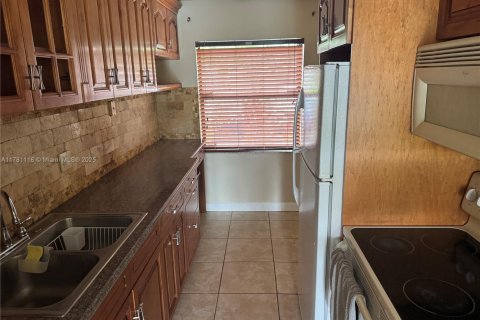 Condo in Sunrise, Florida, 2 bedrooms  № 1728358 - photo 4
