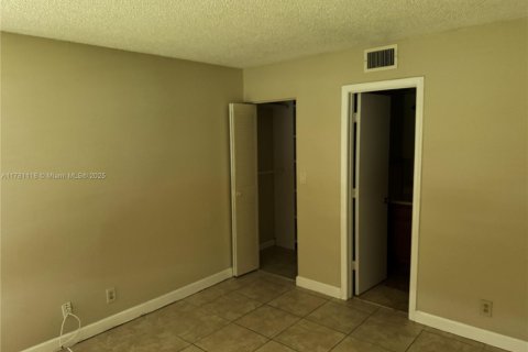 Condo in Sunrise, Florida, 2 bedrooms  № 1728358 - photo 24