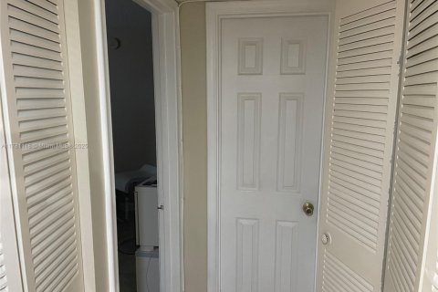 Condo in Sunrise, Florida, 2 bedrooms  № 1728358 - photo 12