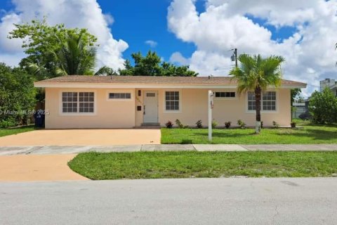 House in Miami Gardens, Florida 4 bedrooms, 130.62 sq.m. № 1945124 - photo 1