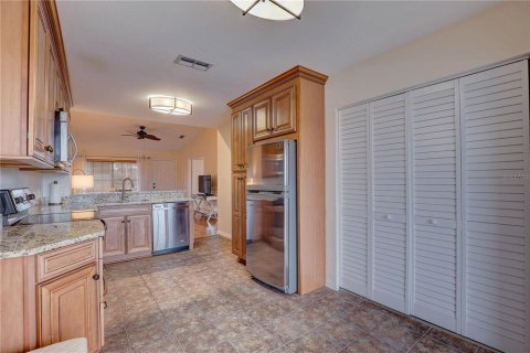 Condo in New Port Richey, Florida, 2 bedrooms  № 1832167 - photo 12