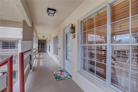 Condo in New Port Richey, Florida, 2 bedrooms  № 1832167 - photo 4