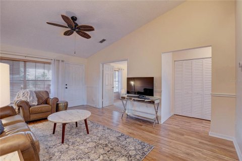 Condo in New Port Richey, Florida, 2 bedrooms  № 1832167 - photo 9