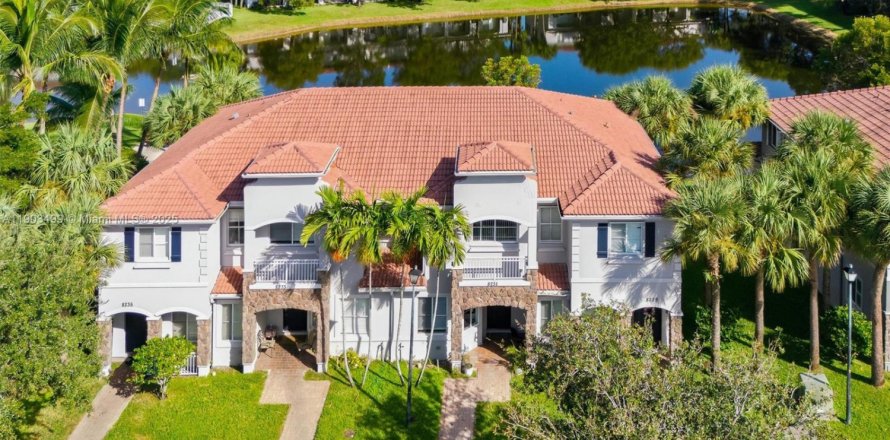 Кондоминиум с 3 спальнями в Мирамар, Флорида № 1957324