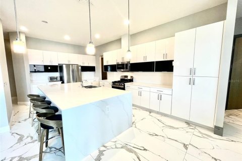 House in Winter Garden, Florida 6 bedrooms, 480.68 sq.m. № 2155992 - photo 11