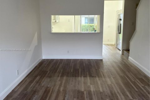 Снять в аренду таунхаус в Уэстон, Флорида 2 спальни, 103.12м2, № 1968429 - фото 2