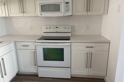 Снять в аренду таунхаус в Уэстон, Флорида 2 спальни, 103.12м2, № 1968429 - фото 5