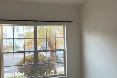 Снять в аренду таунхаус в Уэстон, Флорида 2 спальни, 103.12м2, № 1968429 - фото 1