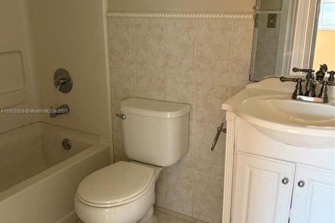 Снять в аренду таунхаус в Уэстон, Флорида 2 спальни, 103.12м2, № 1968429 - фото 8