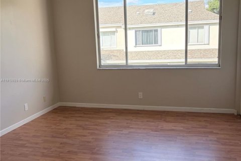 Снять в аренду таунхаус в Уэстон, Флорида 2 спальни, 103.12м2, № 1968429 - фото 14