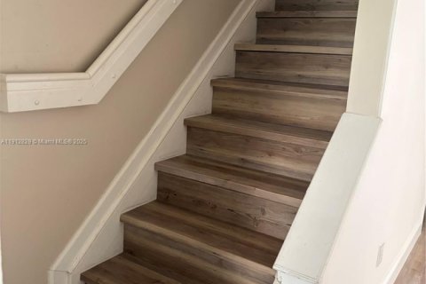 Снять в аренду таунхаус в Уэстон, Флорида 2 спальни, 103.12м2, № 1968429 - фото 6