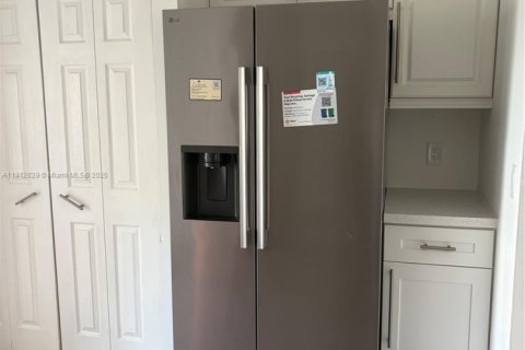 Снять в аренду таунхаус в Уэстон, Флорида 2 спальни, 103.12м2, № 1968429 - фото 4