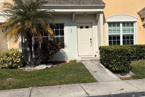Снять в аренду таунхаус в Уэстон, Флорида 2 спальни, 103.12м2, № 1968429 - фото 3