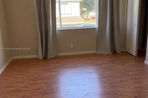 Снять в аренду таунхаус в Уэстон, Флорида 2 спальни, 103.12м2, № 1968429 - фото 9