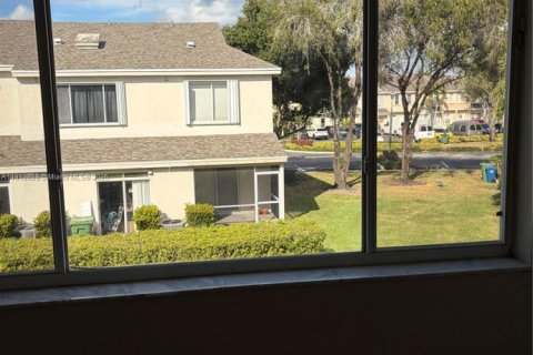 Снять в аренду таунхаус в Уэстон, Флорида 2 спальни, 103.12м2, № 1968429 - фото 15