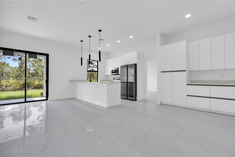 House in Lehigh Acres, Florida 3 bedrooms, 151.43 sq.m. № 1972644 - photo 14