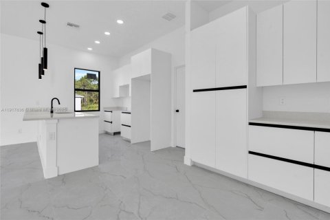 House in Lehigh Acres, Florida 3 bedrooms, 151.43 sq.m. № 1972644 - photo 17